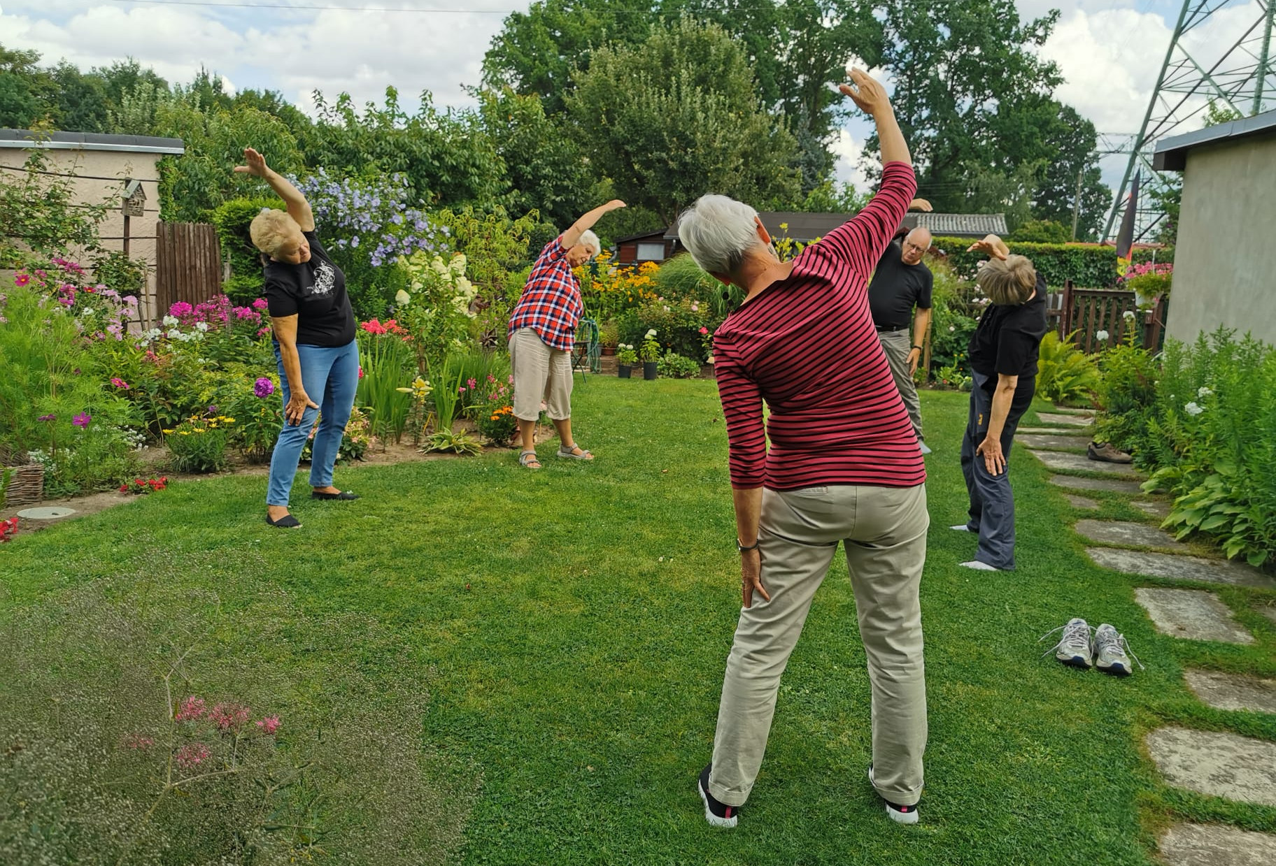 Bucher Gruppe Üben im Freien im Garten