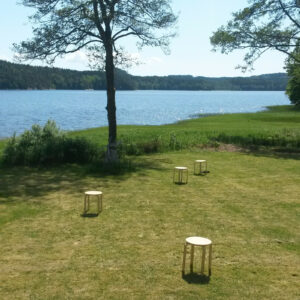 hier üben wir in der Nähe des Sees Qi Gong im Sitzen Qi Gong im Stehen Qi Gong im Gehen Bewegtes Qi Gong in Schweden